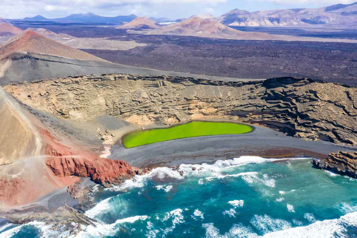 Lago verde en el pueblo de el golfo